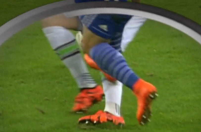 Beim Mönchengladbacher 3:1-Sieg gegen den FC Schalke 04 tritt Schalkes Johannes Geis Borussen-Stürmer André Hahn im Sprung hässlich unters Knie. Der 22-Jährige fliegt sofort vom Platz.