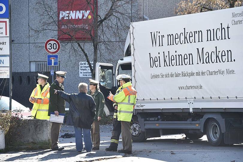 Schon wieder wurde ein Radler von einem Lkw beim Abbiegen erfasst. Die Bilder vom Einsatz!