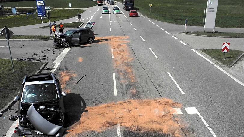 Bei Hallbergmoos passierte der Unfall, der Gaffer filmte mit seinem Handy.