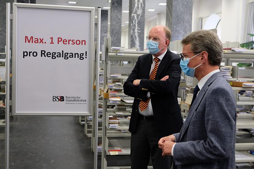 Bernd Sibler (r.) überzeugt sich zusammen mit Generaldirektor Klaus Ceynowa von den Hygiene- und Sicherheitsmaßnahmen bei der Ausleihe.