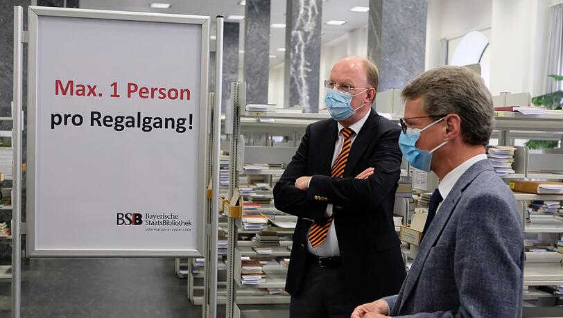 Bernd Sibler (r.) überzeugt sich zusammen mit Generaldirektor Klaus Ceynowa von den Hygiene- und Sicherheitsmaßnahmen bei der Ausleihe. Bernd Sibler (r.) überzeugt sich zusammen mit Generaldirektor Klaus Ceynowa von den Hygiene- und Sicherheitsmaßnahmen bei der Ausleihe.