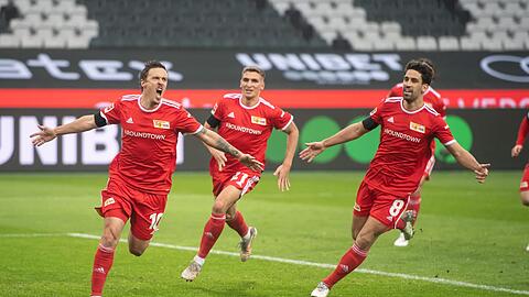 Max Kruse (l) jubelt mit Robin Knoche und Rani Khedira über seinen Treffer zum 1:0 für die Berliner gegen Gladbach.