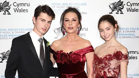 Catherine Zeta-Jones mit Tochter Carys und Sohn Dylan auf einem roten Teppich.