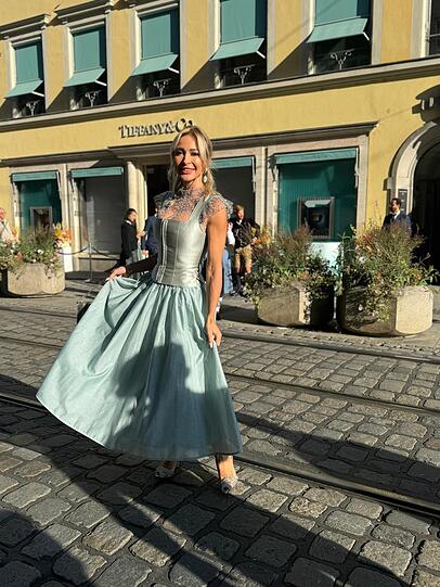 Dirndl-Designerin Kinga Mathe posierte strahlend vor dem Münchner Tiffany-Store.