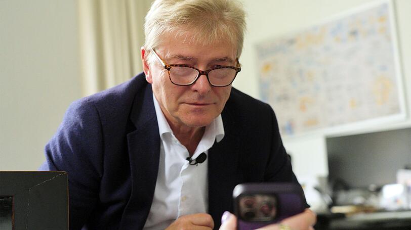 Prof. Dr. med. Ingo Fietze, Leiter des Schlafmedizinischen Zentrum an der Charité Berlin, sieht den aktuellen Trend zur Schlafoptimierung kritisch. Prof. Dr. med. Ingo Fietze, Leiter des Schlafmedizinischen Zentrum an der Charité Berlin, sieht den aktuellen Trend zur Schlafoptimierung kritisch.