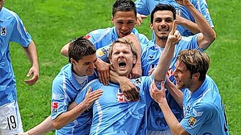 Jubelt Sascha Rösler (Mitte) auch nächste Saison noch in Weiß-Blau? Der Klub hat ihm einen Einjahresvertrag angeboten.
