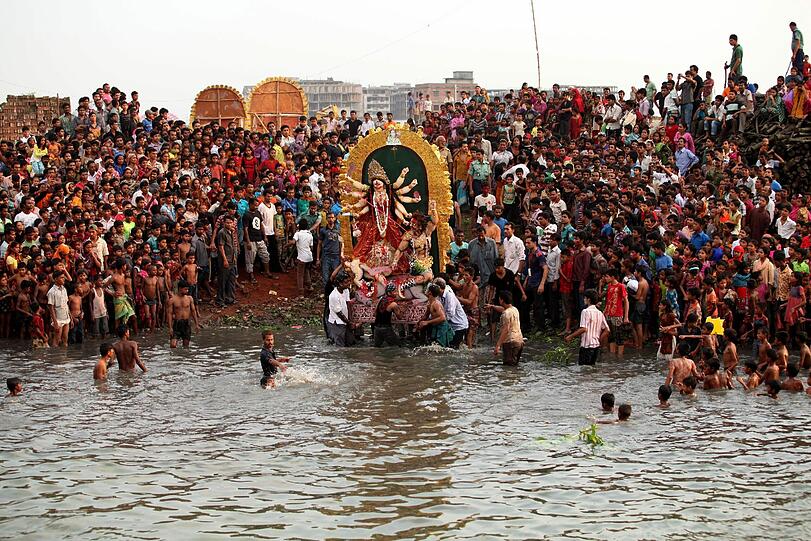 Es folgt Bangladesh mit 151 Millionen Einwohnern. Hindus beten in Dhaka am Fluss Buriganga zu einer Statue des Gottes Durga.