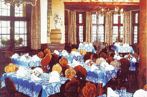 Dicht auf dicht stehen die Tische, die Wände sind mit grünen Rauten verziert. So sah die &bdquo;Trinkhalle&ldquo; bis 2010 aus.