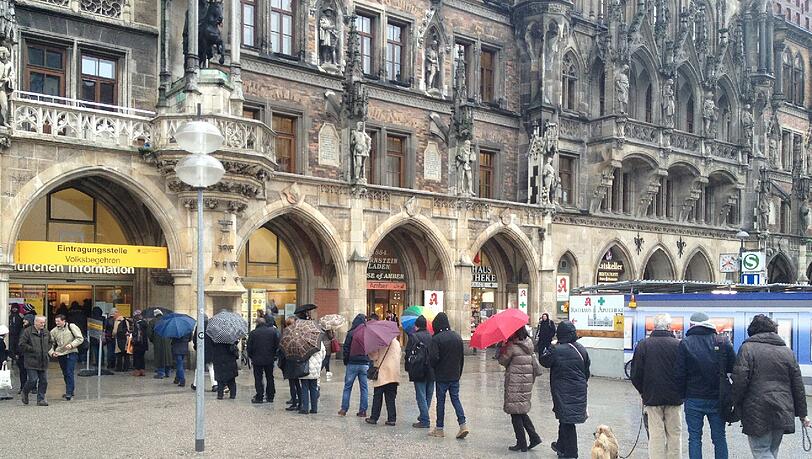 Endspurt für das Volksbegehren gegen die Studiengebühren. Die Schlange vor dem Rathaus. "Es geht aber schnell", sagt ein Student