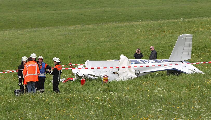 Im Allgäu bei Sulzberg zwei Kleinflugzeuge kollidiert. Zwei Männer sterben.