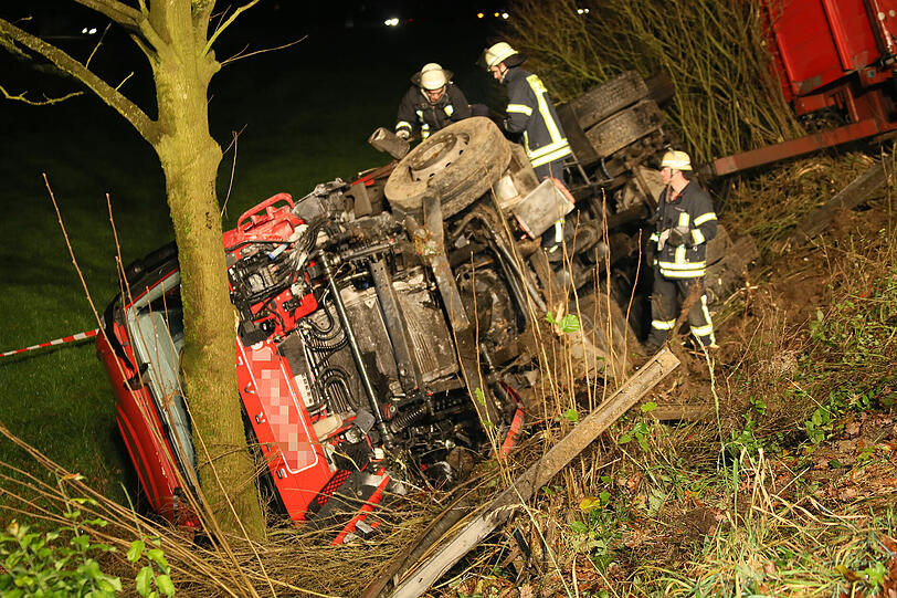 Horror-Crash auf der B-15: Die Bilder vom Unfallort.