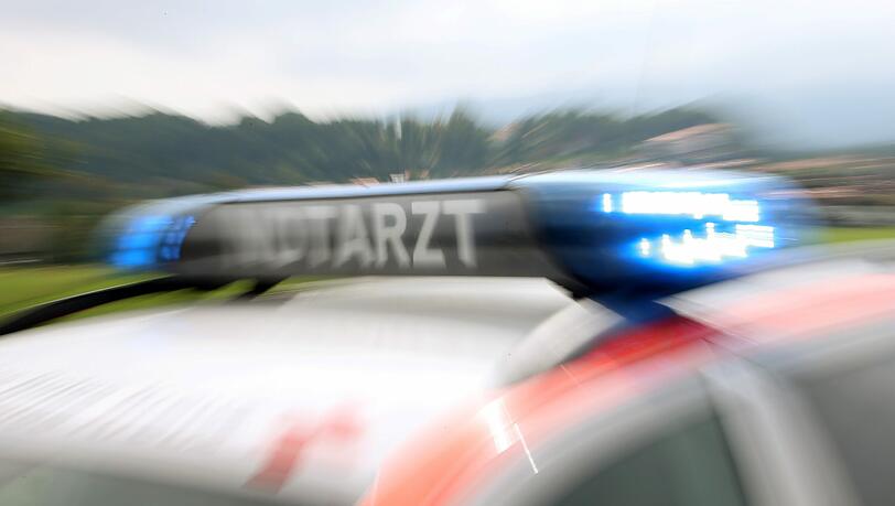 Laut Polizei war der Autofahrer sofort tot. (Symbolbild)