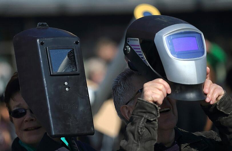 Diese Beiden haben Ähnlichkeit mit Darth Vader? Dabei sind das doch ganz einfache Schweißer-Masken, die vor den Strahlen schützen sollen.