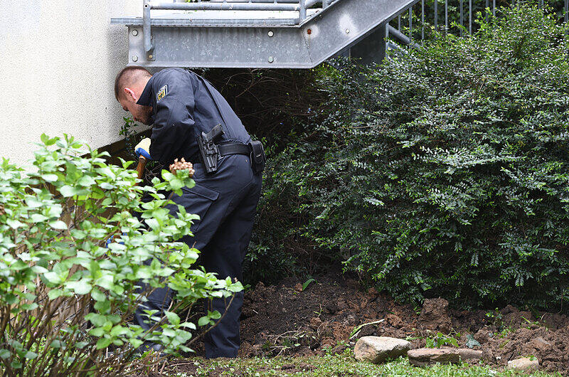 Eine Polizeibeamter gräbt in Oberursel auf dem Grundstück eines Appartmentkomplexes. Ein Spezialeinsatzkommando der Polizei hatte hier in den frühen Morgenstunden einen Mann und eine Frau festgenommen. Medienberichte, nach denen die Festgenommenen einen salafistischen Hintergrund und Kontakt zur Terrororganisation Al Kaida haben sollen, bestätigte das LKA nicht.