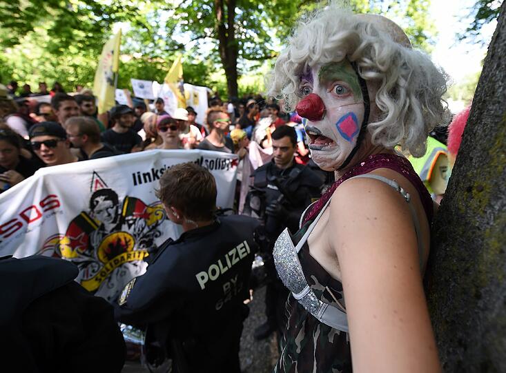 Friedlich, aber unübersichtlich: Durch Garmisch ziehen einige hundert Menschen, andere sind mit Fahrrädern gestartet, mehrere Demonstrationen gehen - wenngleich auf behördlich verkürzten Routen - sportlich ambitioniert und auf Bergwegen Richtung Schloss. Die besten Bilder vom G7-Protest zum Durchklicken.