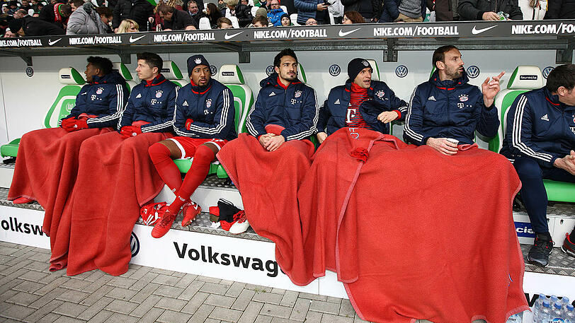 Was für eine Auswechselbank! David Alaba, Robert Lewandowski, Jérôme Boateng, Mats Hummels, Thomas Müller und Tom Starke (v.l.) nahmen zu Beginn der Partie am Spielfeldrand Platz.