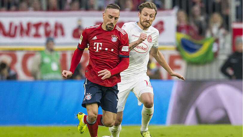 Franck Ribéry NOTE 5:

Sorgte zuletzt eher außerhalb des Platzes für Schlagzeilen. Im Spiel kam er kaum durch über die linke Seite, rannte sich bei Dribblings in Gegenspielern fest. Etwas besser in der zweiten Halbzeit; Verzog einen Schuss übers Tor (52.). Insgesamt zu wenig. In der 71. Minute ausgewechselt.