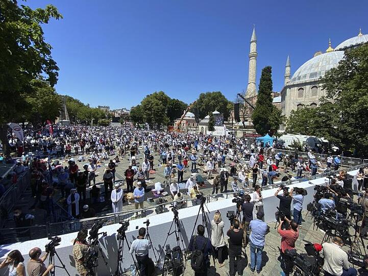 Zahllose Gläubige beten vor der Hagia Sophia, in der erstmals das Freitagsgebet stattfindet.