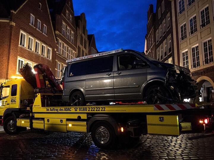 Nach der Amokfahrt: Der Tatwagen wird vor dem Gasthaus "Großer Kiepenkerl" abgeschleppt.