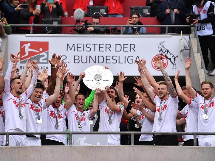 Die Spieler von Köln jubeln mit der Meisterschale der 2. Bundesliga.