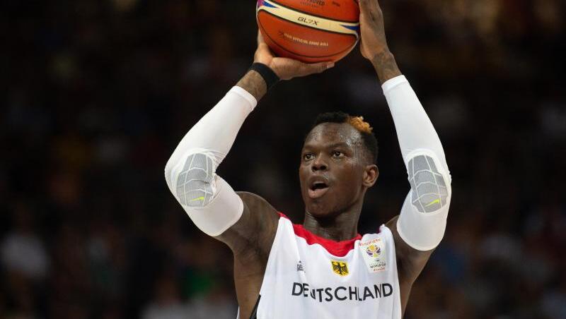 Er ist der Star der deutschen Basketball-Nationalmannschaft: Dennis Schröder. Er ist der Star der deutschen Basketball-Nationalmannschaft: Dennis Schröder.