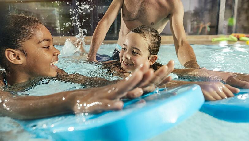 Die  Schwimmbäder sind während des Lockdowns geschlossen,  damit fielen in München auch tausende von Schwimmkursen für kleine Kinder aus. (Symbolbild)