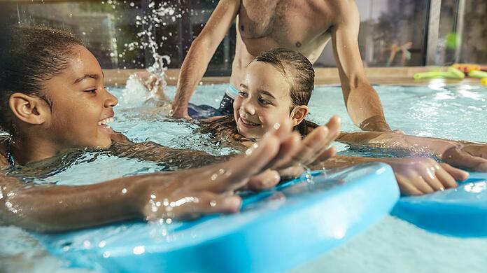 Die  Schwimmbäder sind während des Lockdowns geschlossen,  damit fielen in München auch tausende von Schwimmkursen für kleine Kinder aus. (Symbolbild)