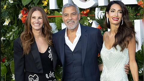 Traum-Trio: George Clooney zwischen Filmehefrau Julia Roberts (l.) und seiner Ehefrau im echten Leben Amal Clooney.