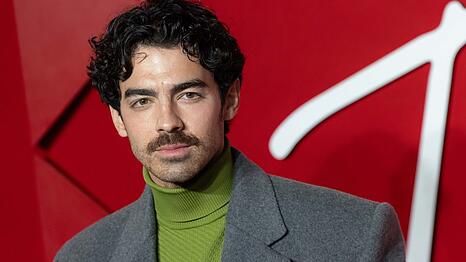 Joe Jonas feiert mit seinen Brüdern 20 Jahre Bandgeschichte. Die Jubiläumstour startete am 10. August im MetLife Stadium in New Jersey.