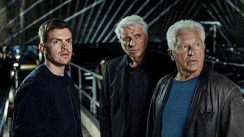 "Tatort: Unverg&auml;nglich (2/2)": Kalli Hammermann (Ferdinand Hofer, l.), Franz Leitmayr (Udo Wachtveitl, m.) und Ivo Batic (Miroslav Nemec) unter dem St.-Quirin-Platz.