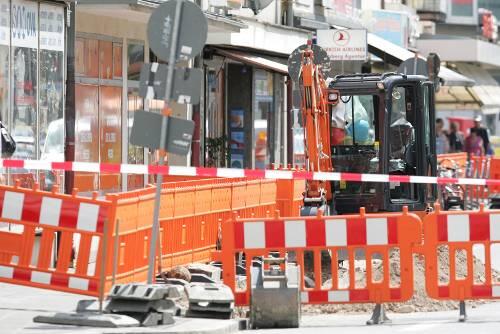 Bei Bauarbeiten in der Allersberger Straße kam die Flieger-Bombe aus dem zweiten Weltkrieg zum Vorschein. Sie liegt links am Verkehrsschild.