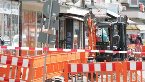 Bei Bauarbeiten in der Allersberger Straße kam die Flieger-Bombe aus dem zweiten Weltkrieg zum Vorschein. Sie liegt links am Verkehrsschild.