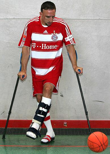 Leider fast schon ein gewohntes Bild beim FC Bayern: Ribéry mit Krücken - und dennoch am Ball.