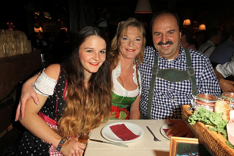 Mit Tochter Jenny und Frau Silvia Buchholz kam Star-Koch Johann Lafer am Montag ins Käferzelt. Echte Wiesn-Kenner wissen eben,...