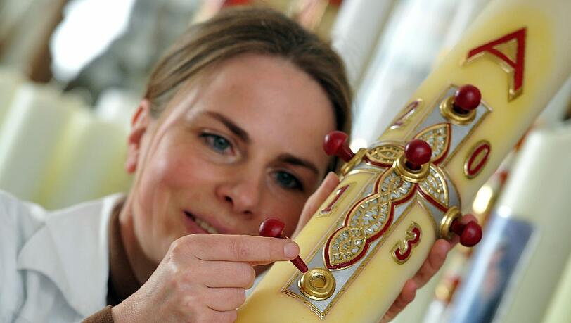Isabella Mayr in ihrer Werkstatt im schwäbischen Reinhartshausen. Bereits zum siebten Mal fertigt die Künstlerin eine Osterkerze für Benedikt. Isabella Mayr in ihrer Werkstatt im schwäbischen Reinhartshausen. Bereits zum siebten Mal fertigt die Künstlerin eine Osterkerze für Benedikt.
