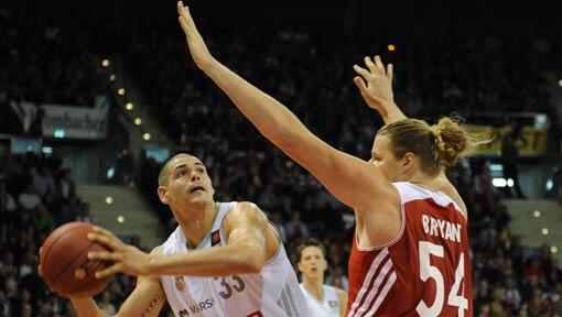Hoffnungsträger der Bayern-Basketballer: John Bryant (r.). Hoffnungsträger der Bayern-Basketballer: John Bryant (r.).
