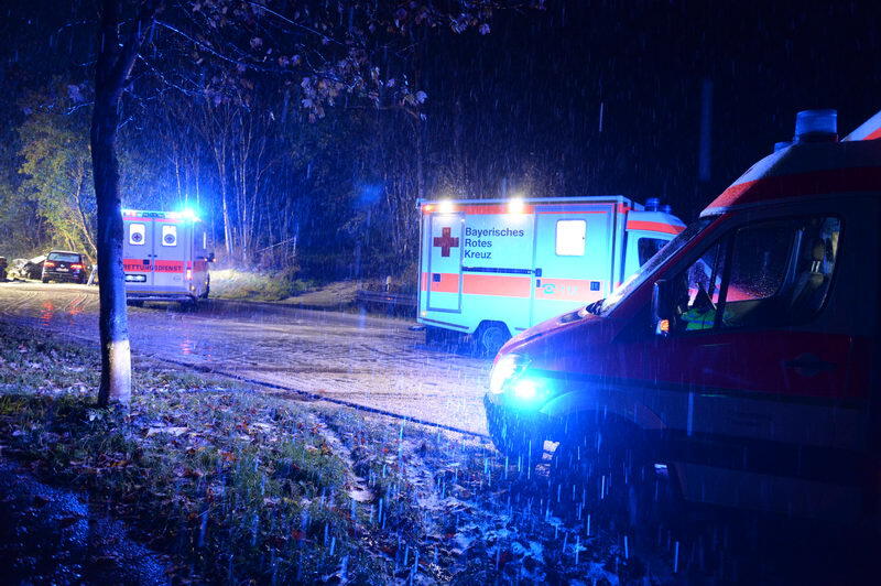 Unfall auf schneeglatter Fahrbahn bei Ruhpolding. Die Bilder vom Rettungseinsatz.