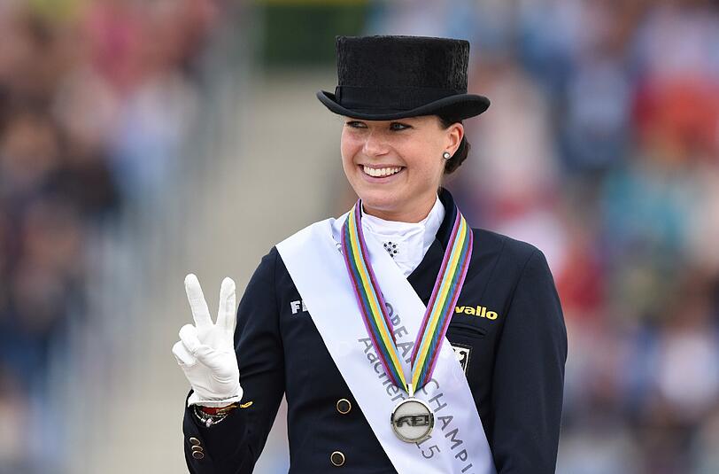 Kristina Bröring-Sprehe freut sich über ihre Silbermedaille bei der Europameisterschaft in Aachen.