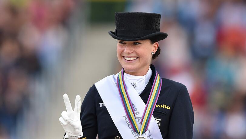 Kristina Bröring-Sprehe freut sich über ihre Silbermedaille bei der Europameisterschaft in Aachen. Kristina Bröring-Sprehe freut sich über ihre Silbermedaille bei der Europameisterschaft in Aachen.