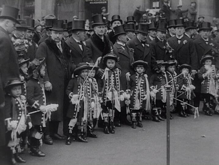 Kinder aus bestem Hause in der Paradeuniform beim Metzgersprung am Marienplatz (1928).