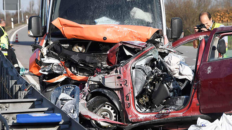 Zu einem schlimmen Verkehrsunfall kam es auf der B2 bei Germering. Dabei wurden eine Mutter und ihre zwei Kleinkinder schwer verletzt.