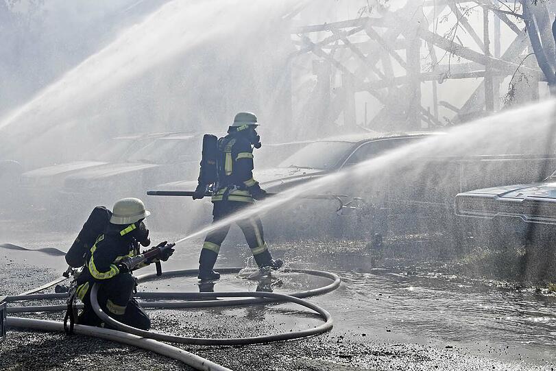 Die Bilder vom Großbrand in der Lagerhalle in Haimhausen.