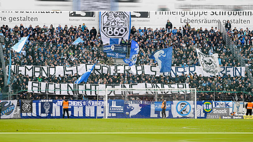 Das Spruchband des Löwen-Anhangs beim Spiel gegen Haching.