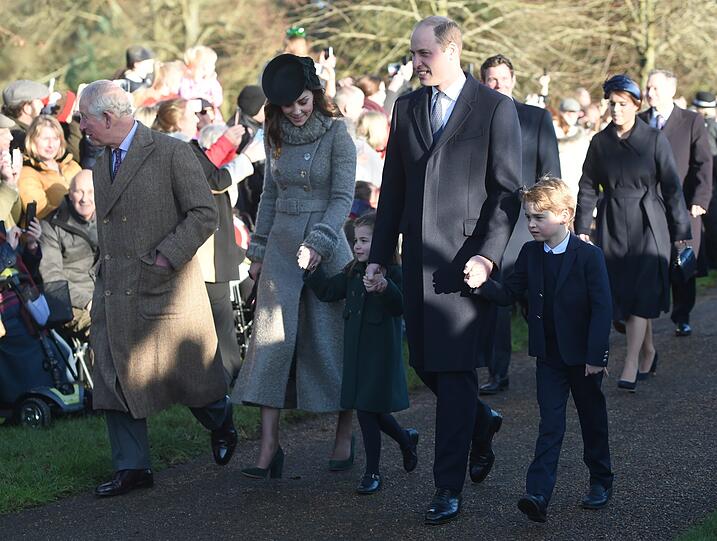 Prinz Charles, Herzogin Kate, Prinzessin Charlotte, Prinz William und Prinz George sind auf dem Weg zum Weihnachtsgottesdienst.