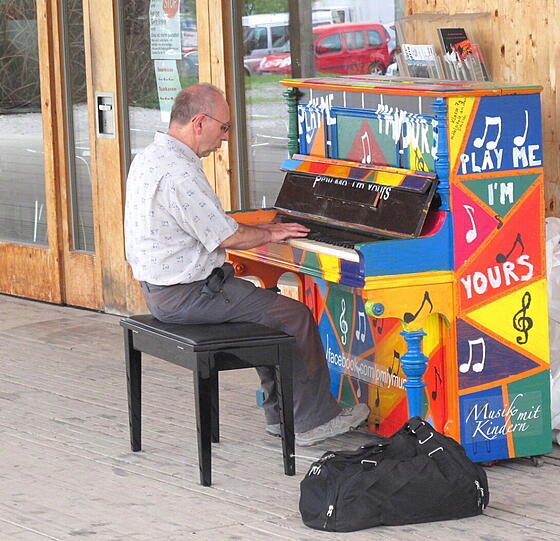 Das bunte Klavier kommt bei den Neuperlachern gut an: Sie spielen mit Freude sogar Chopin auf den Tasten, die für jedermann gedacht sind. Sehen Sie hier die Bilder...