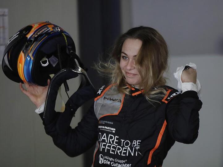 Formel-3-Pilotin Sophia Flörsch aus Deutschland setzt ihren Helm ab. Foto: Luca Bruno/AP/dpa