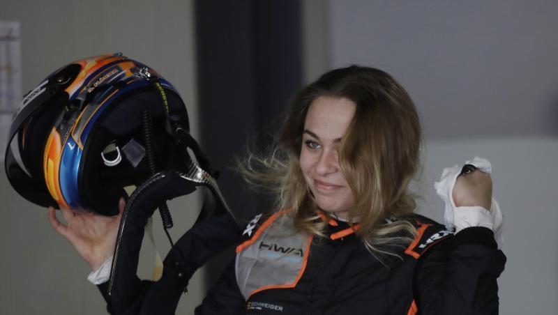 Formel-3-Pilotin Sophia Flörsch aus Deutschland setzt ihren Helm ab. Foto: Luca Bruno/AP/dpa Formel-3-Pilotin Sophia Flörsch aus Deutschland setzt ihren Helm ab. Foto: Luca Bruno/AP/dpa