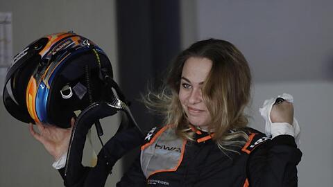 Formel-3-Pilotin Sophia Flörsch aus Deutschland setzt ihren Helm ab. Foto: Luca Bruno/AP/dpa