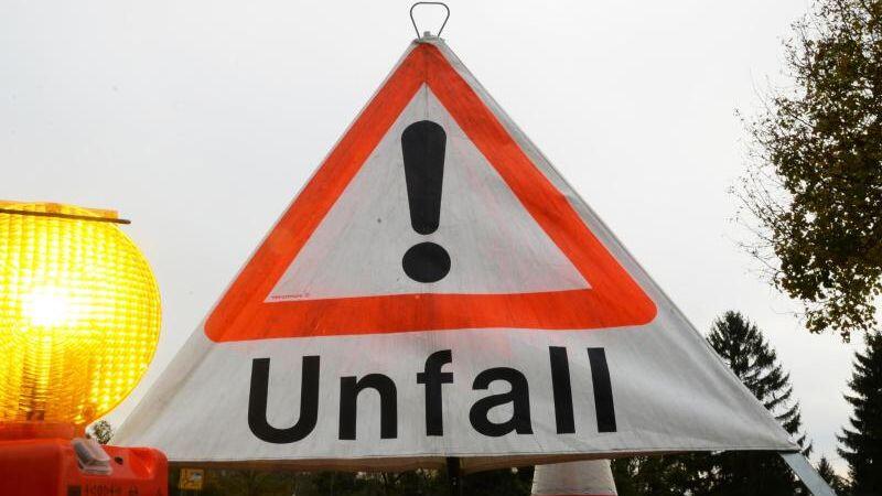 Zu sehen ist ein Warndreieck mit der Aufschrift "Unfall". Foto: Patrick Seeger/Archivbild