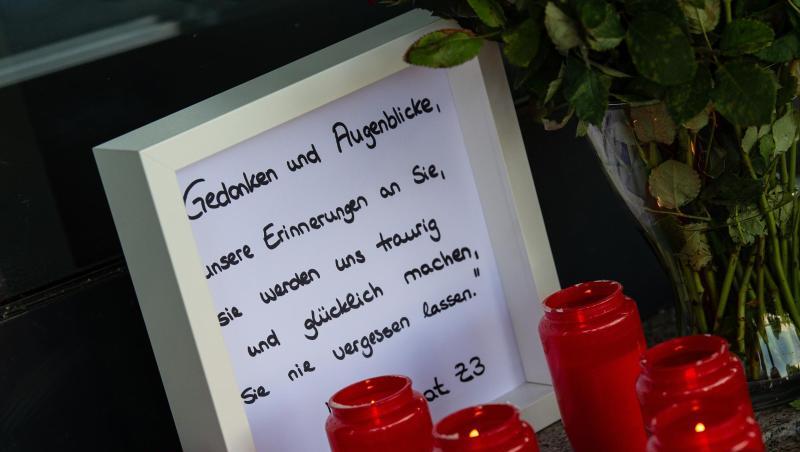 Kerzen und eine Nachricht an Walter Lübcke am Haupteingang des Regierungspräsidiums in Kassel. Kerzen und eine Nachricht an Walter Lübcke am Haupteingang des Regierungspräsidiums in Kassel.